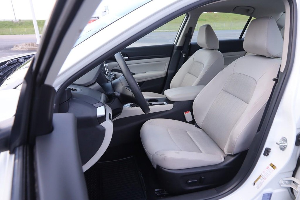 Nissan Altima Vehicle Image 08