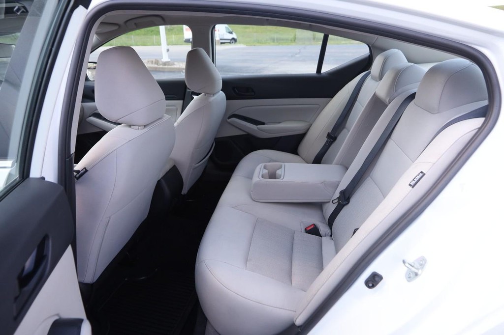 Nissan Altima Vehicle Image 09