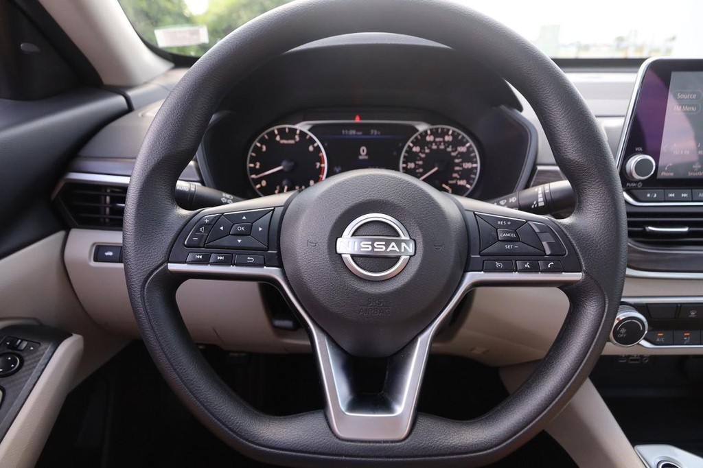 Nissan Altima Vehicle Image 10