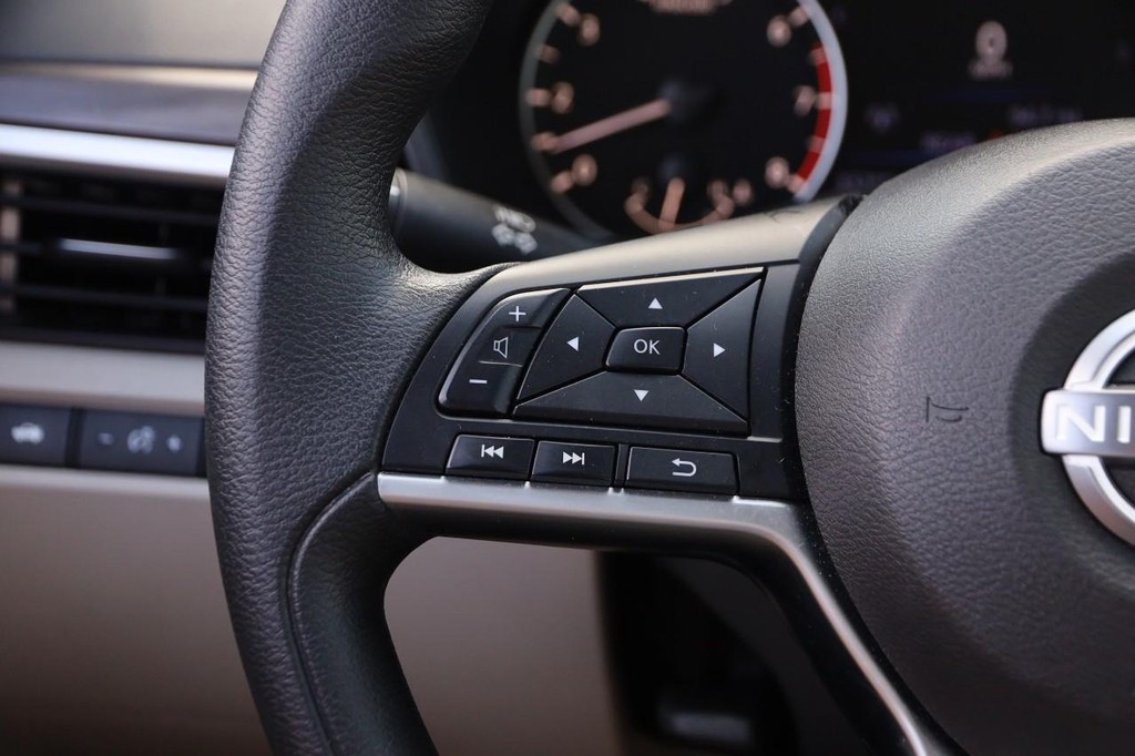 Nissan Altima Vehicle Image 11