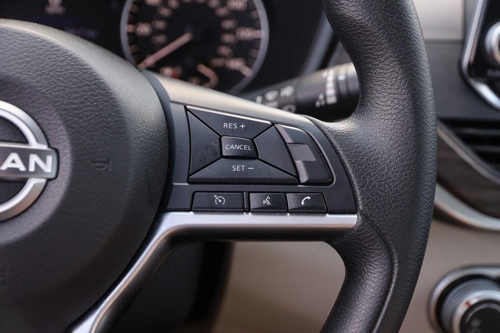Nissan Altima Vehicle Image 12