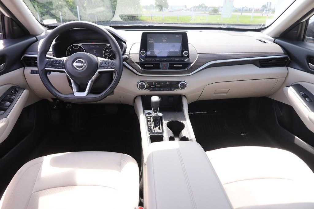 Nissan Altima Vehicle Image 20