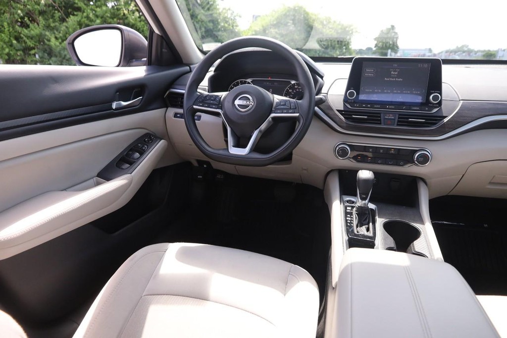 Nissan Altima Vehicle Image 21