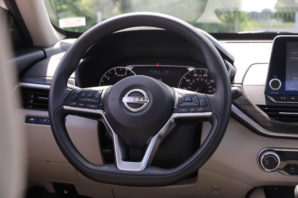 Nissan Altima Vehicle Image 22