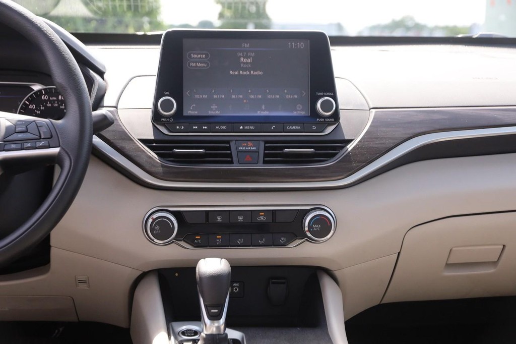 Nissan Altima Vehicle Image 23
