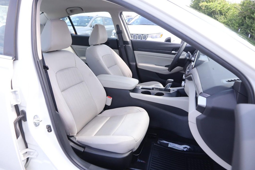 Nissan Altima Vehicle Image 26