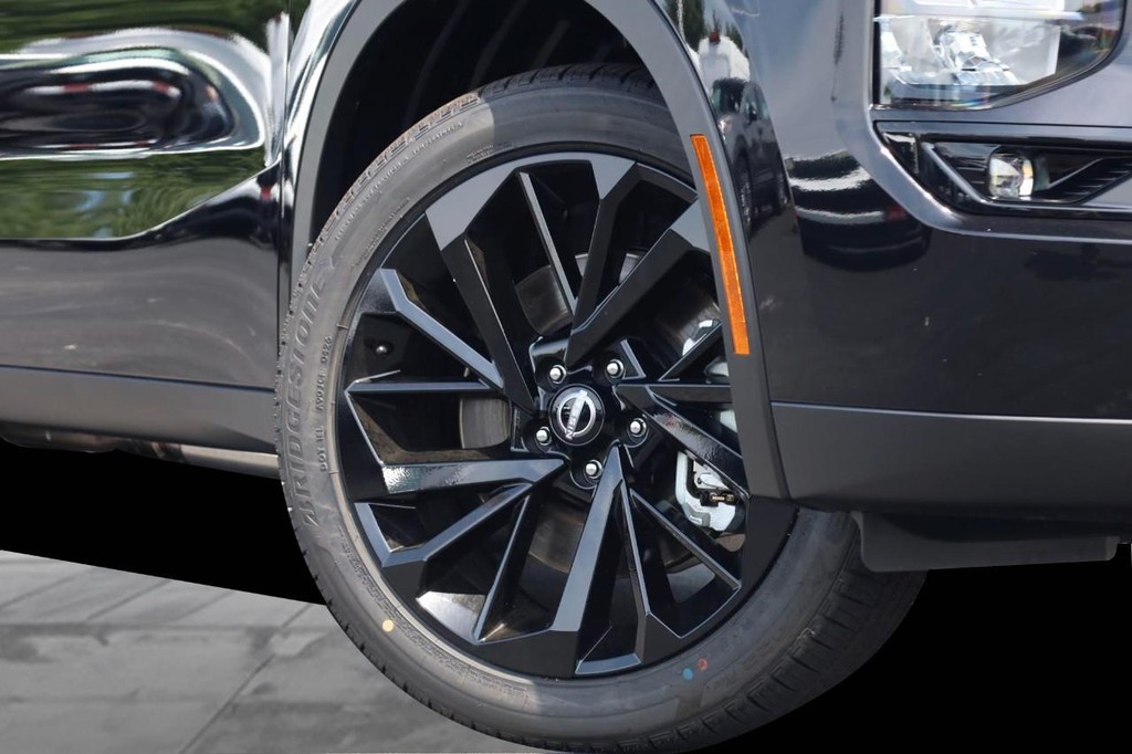 Nissan Rogue Plug-In Hybrid Vehicle Full-screen Gallery Image 3