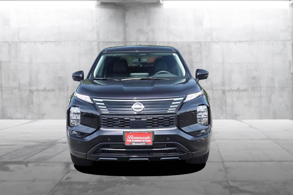 Nissan Rogue Plug-In Hybrid Vehicle Full-screen Gallery Image 4