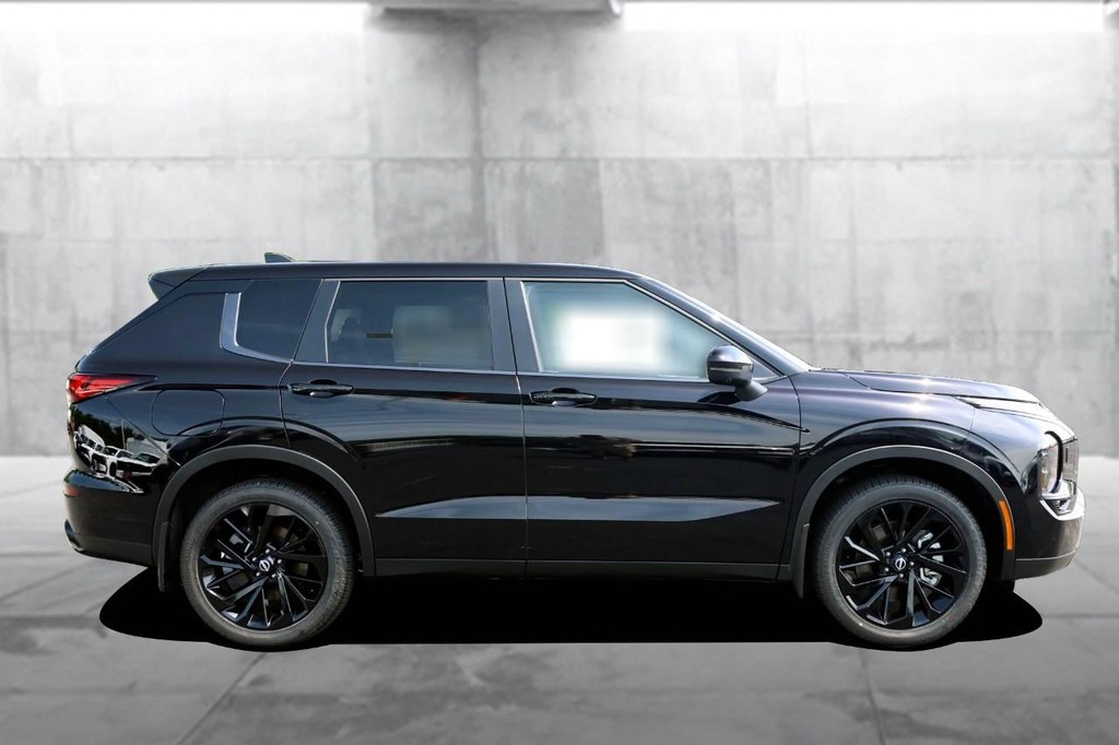 Nissan Rogue Plug-In Hybrid Vehicle Full-screen Gallery Image 5