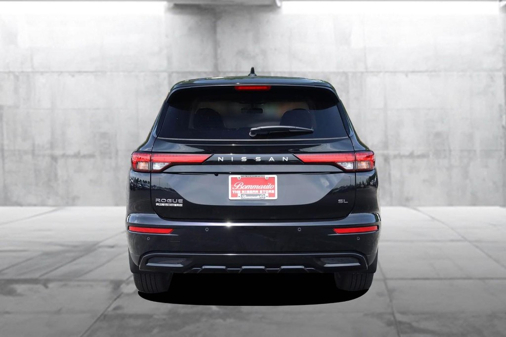 Nissan Rogue Plug-In Hybrid Vehicle Full-screen Gallery Image 6