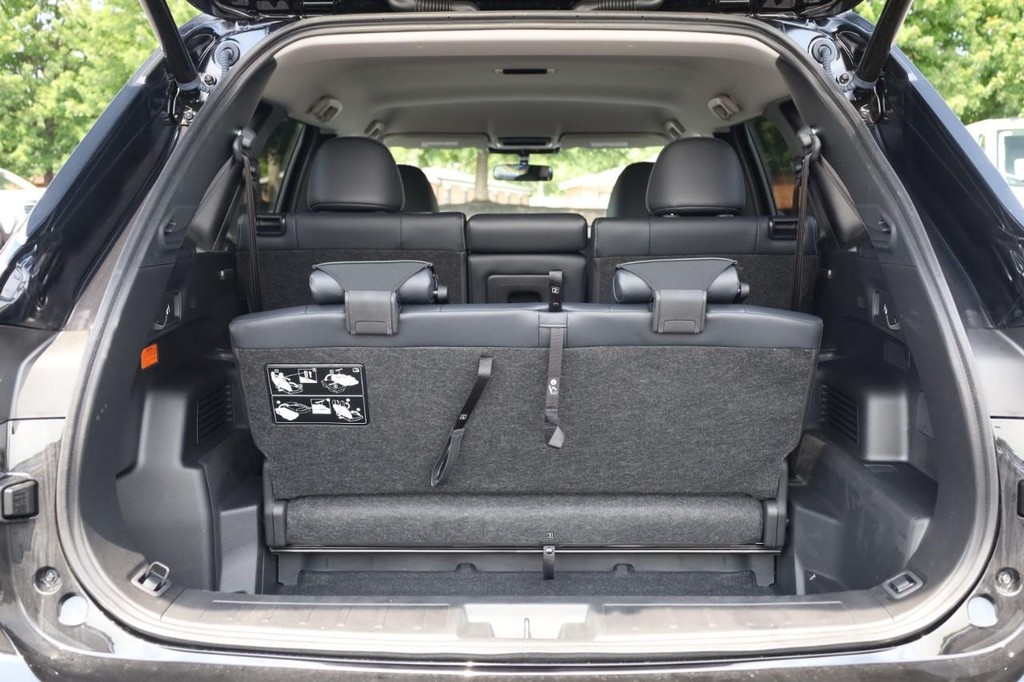 Nissan Rogue Plug-In Hybrid Vehicle Full-screen Gallery Image 7