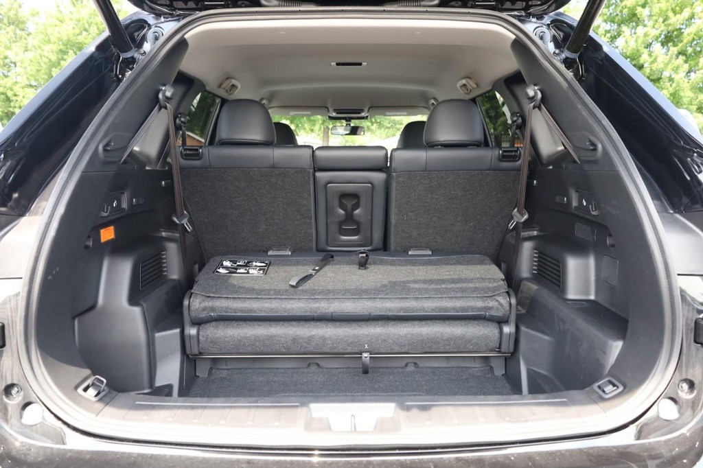 Nissan Rogue Plug-In Hybrid Vehicle Full-screen Gallery Image 8