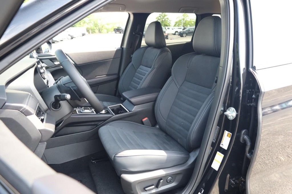 Nissan Rogue Plug-In Hybrid Vehicle Full-screen Gallery Image 9