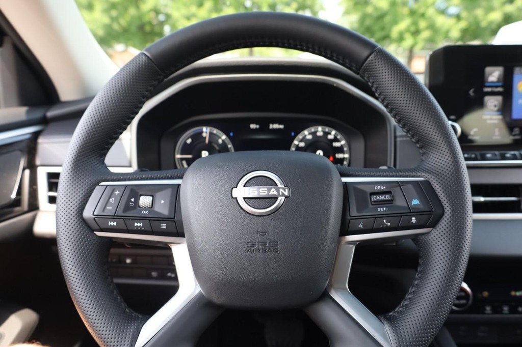 Nissan Rogue Plug-In Hybrid Vehicle Full-screen Gallery Image 10