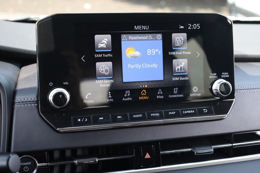 Nissan Rogue Plug-In Hybrid Vehicle Full-screen Gallery Image 12
