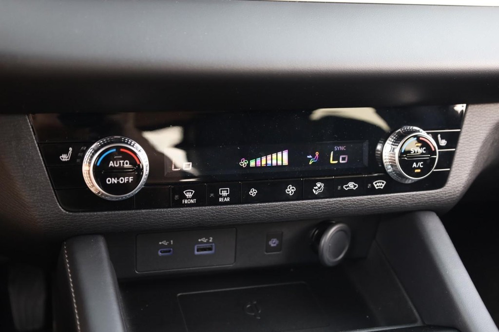 Nissan Rogue Plug-In Hybrid Vehicle Full-screen Gallery Image 14