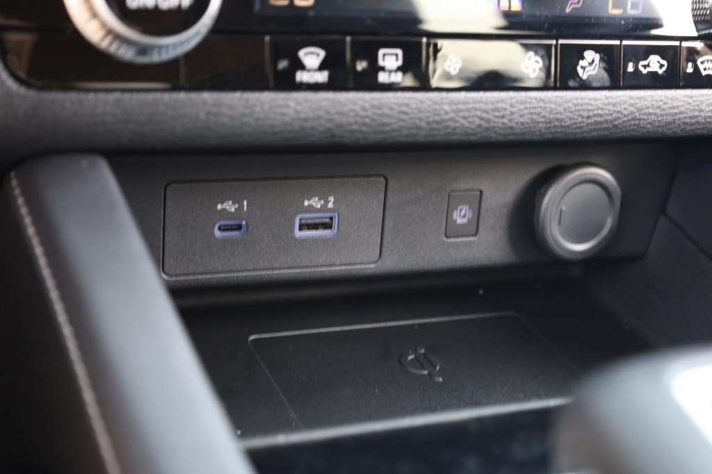 Nissan Rogue Plug-In Hybrid Vehicle Full-screen Gallery Image 15