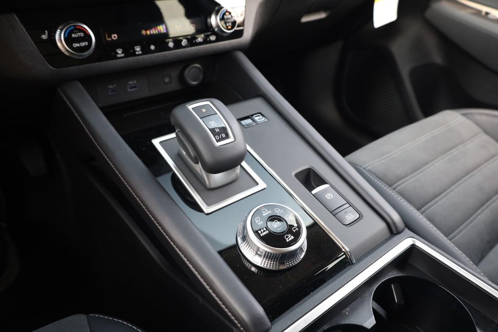 Nissan Rogue Plug-In Hybrid Vehicle Full-screen Gallery Image 16