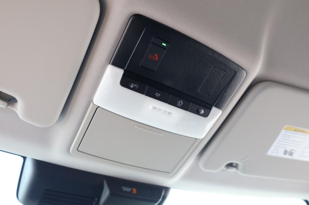 Nissan Rogue Plug-In Hybrid Vehicle Full-screen Gallery Image 17