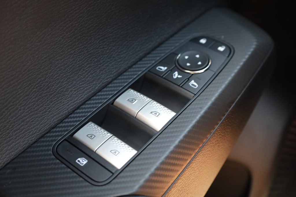 Nissan Rogue Plug-In Hybrid Vehicle Full-screen Gallery Image 18