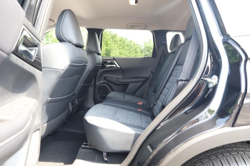 Nissan Rogue Plug-In Hybrid Vehicle Full-screen Gallery Image 21