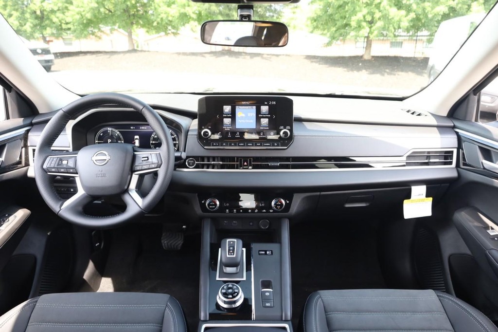 Nissan Rogue Plug-In Hybrid Vehicle Full-screen Gallery Image 22