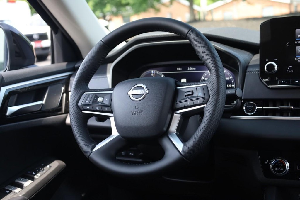 Nissan Rogue Plug-In Hybrid Vehicle Full-screen Gallery Image 23