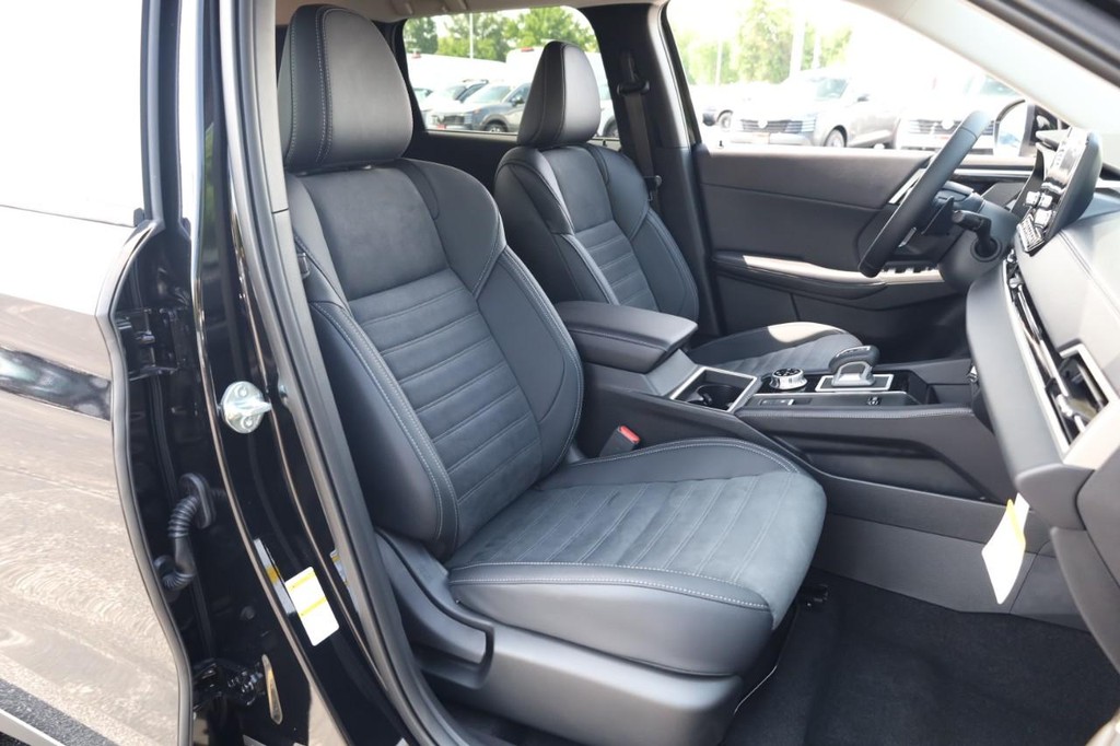 Nissan Rogue Plug-In Hybrid Vehicle Full-screen Gallery Image 24