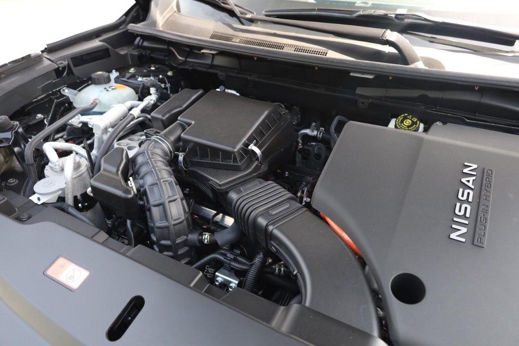 Nissan Rogue Plug-In Hybrid Vehicle Full-screen Gallery Image 25