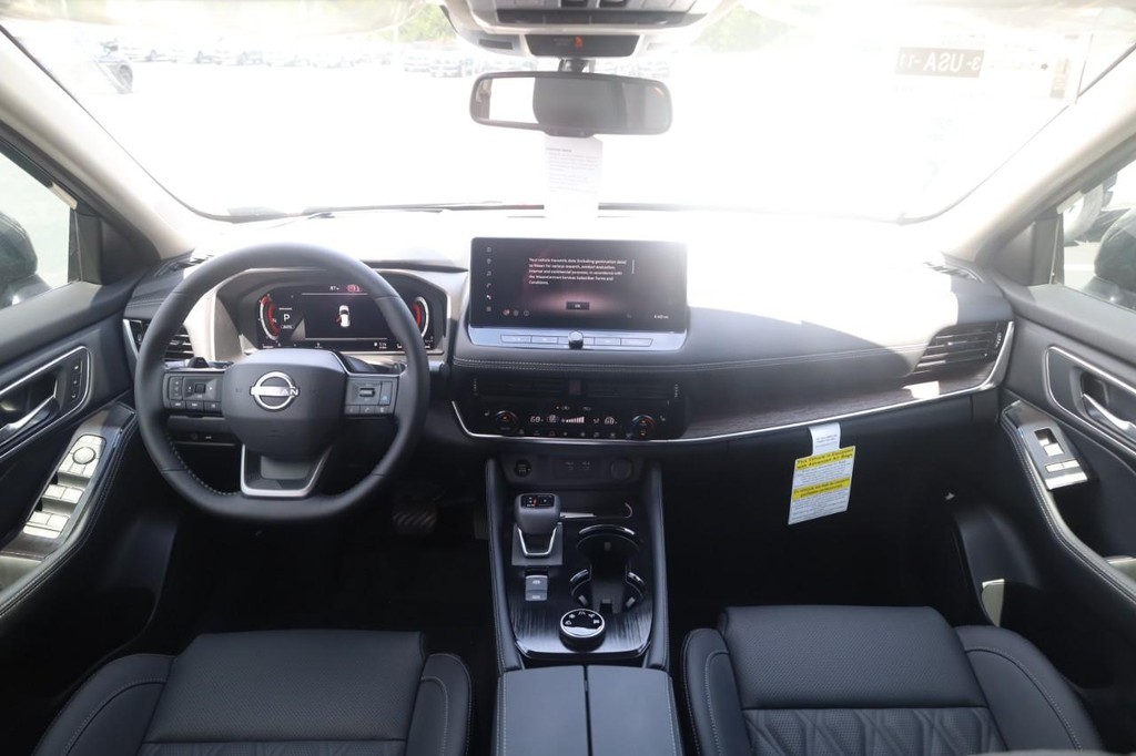 Nissan Rogue Vehicle Image 07