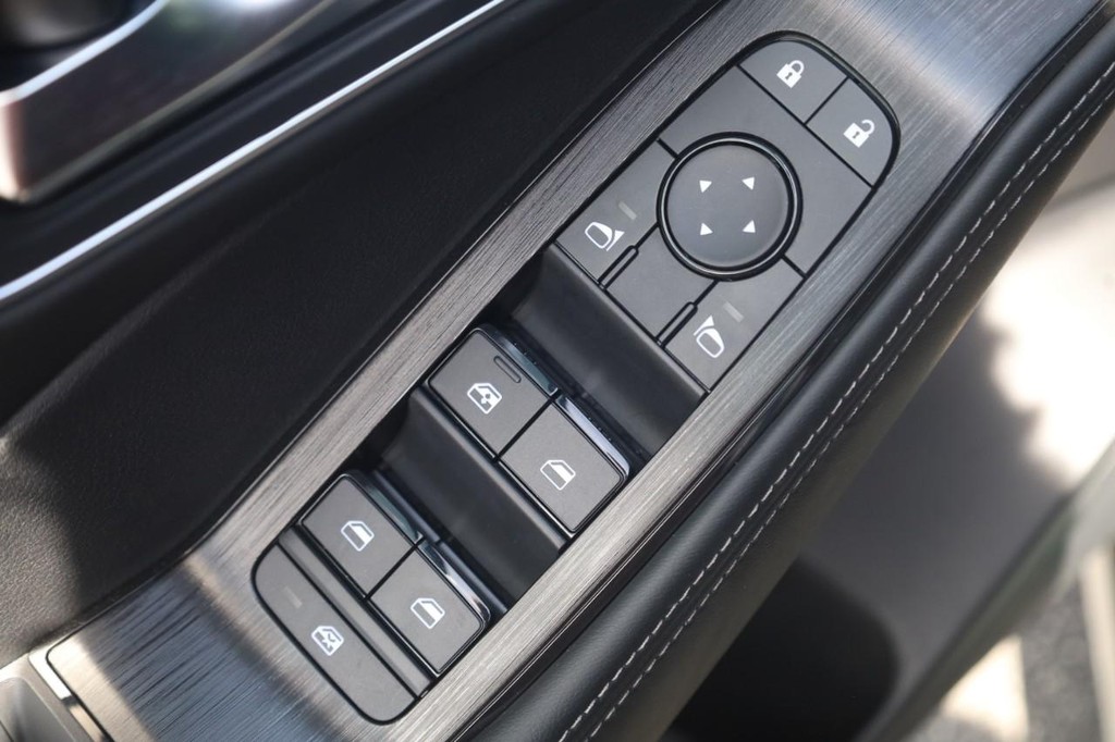 Nissan Rogue Vehicle Image 11