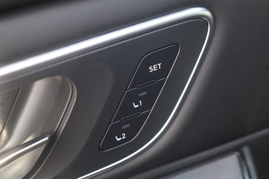 Nissan Rogue Vehicle Image 12