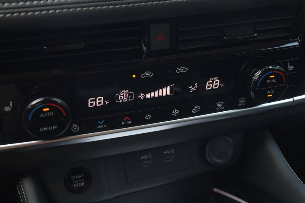 Nissan Rogue Vehicle Image 17