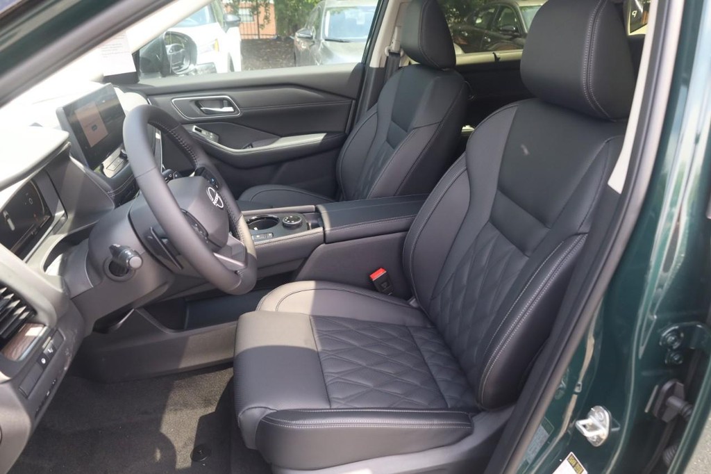 Nissan Rogue Vehicle Image 21