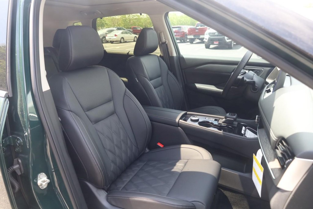 Nissan Rogue Vehicle Image 22