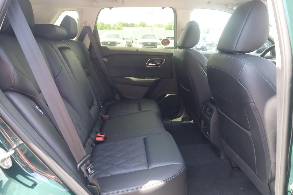 Nissan Rogue Vehicle Image 23