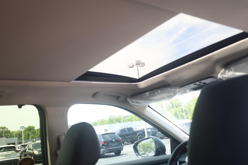 Nissan Rogue Vehicle Image 24