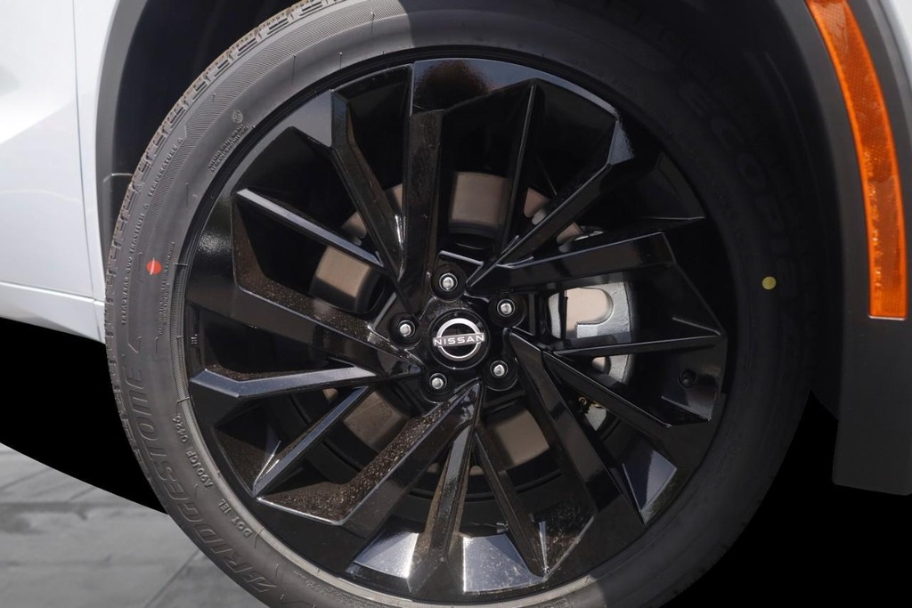 Nissan Rogue Plug-In Hybrid Vehicle Image 03
