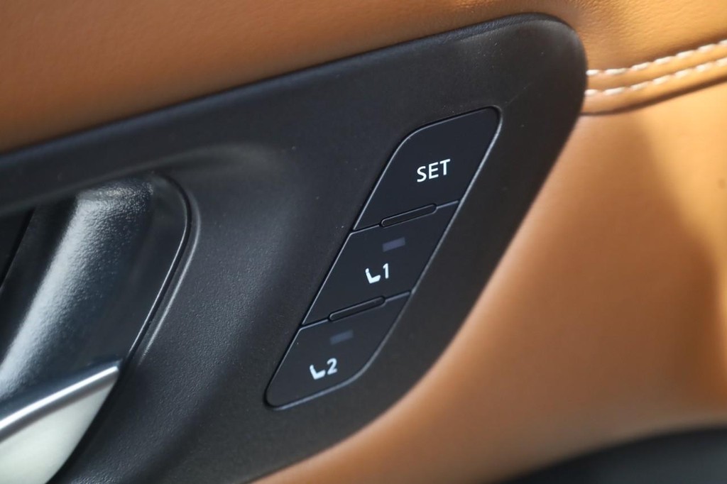 Nissan Pathfinder Vehicle Image 12