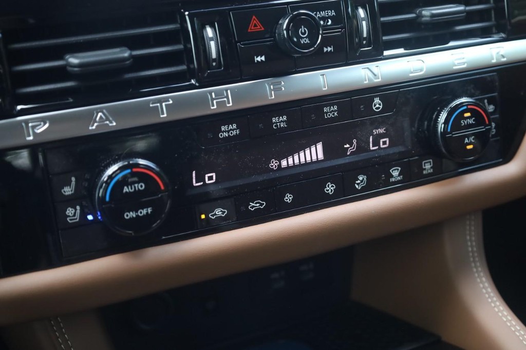 Nissan Pathfinder Vehicle Image 17