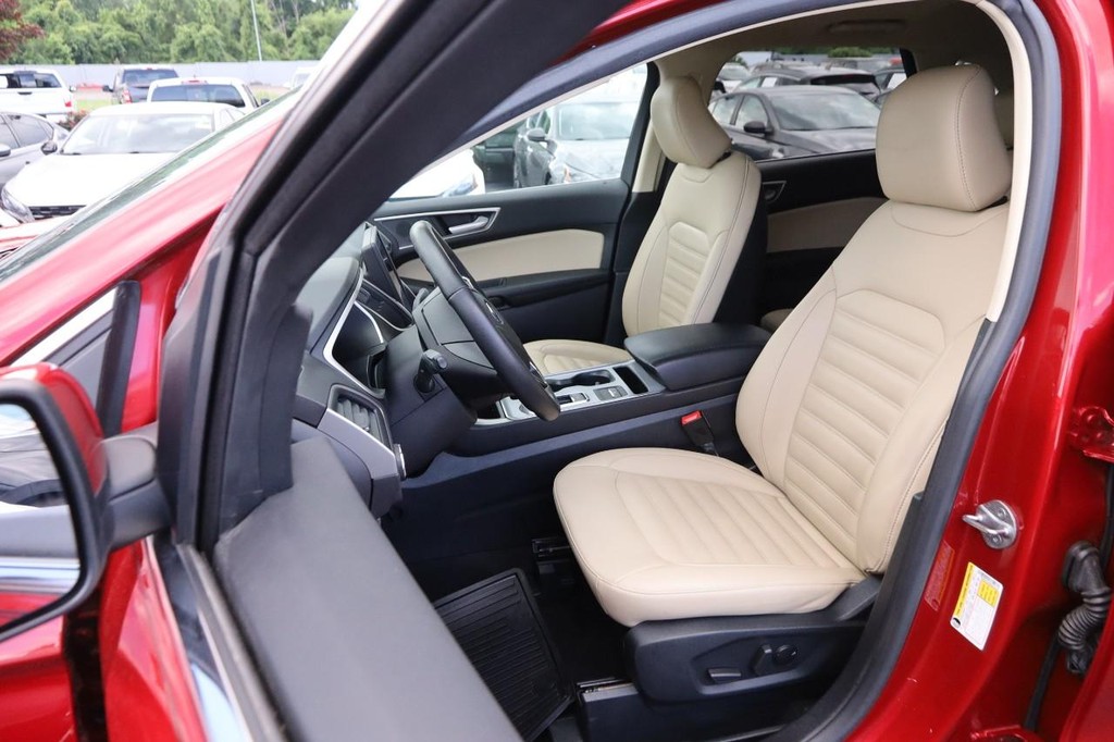 Ford Edge Vehicle Full-screen Gallery Image 09
