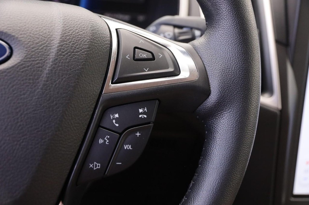 Ford Edge Vehicle Full-screen Gallery Image 13