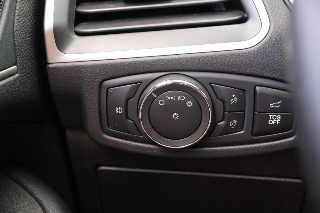 Ford Edge Vehicle Full-screen Gallery Image 21