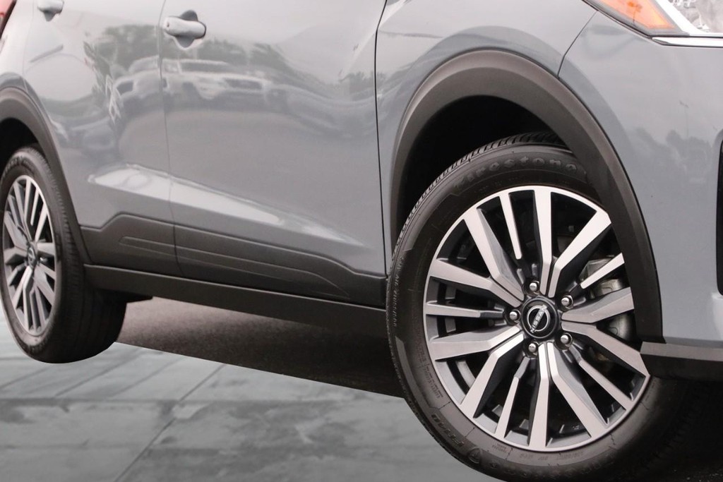 Nissan Kicks Vehicle Full-screen Gallery Image 3