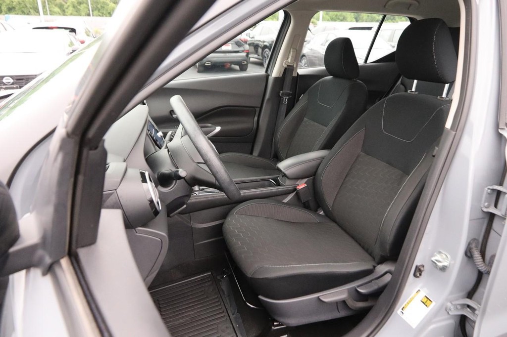 Nissan Kicks Vehicle Full-screen Gallery Image 8