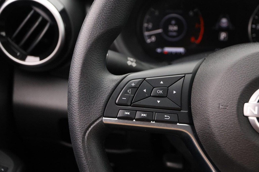 Nissan Kicks Vehicle Full-screen Gallery Image 11