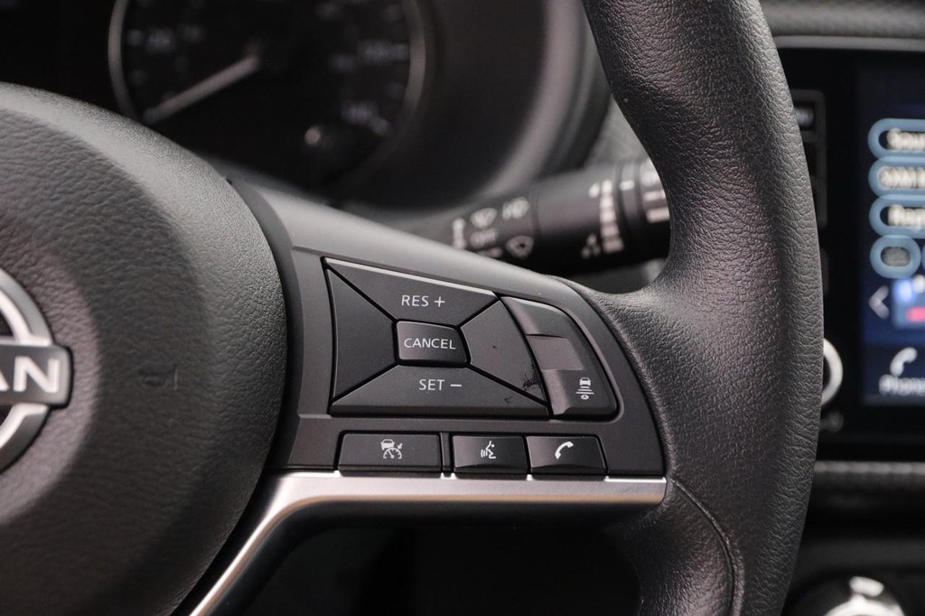 Nissan Kicks Vehicle Full-screen Gallery Image 12