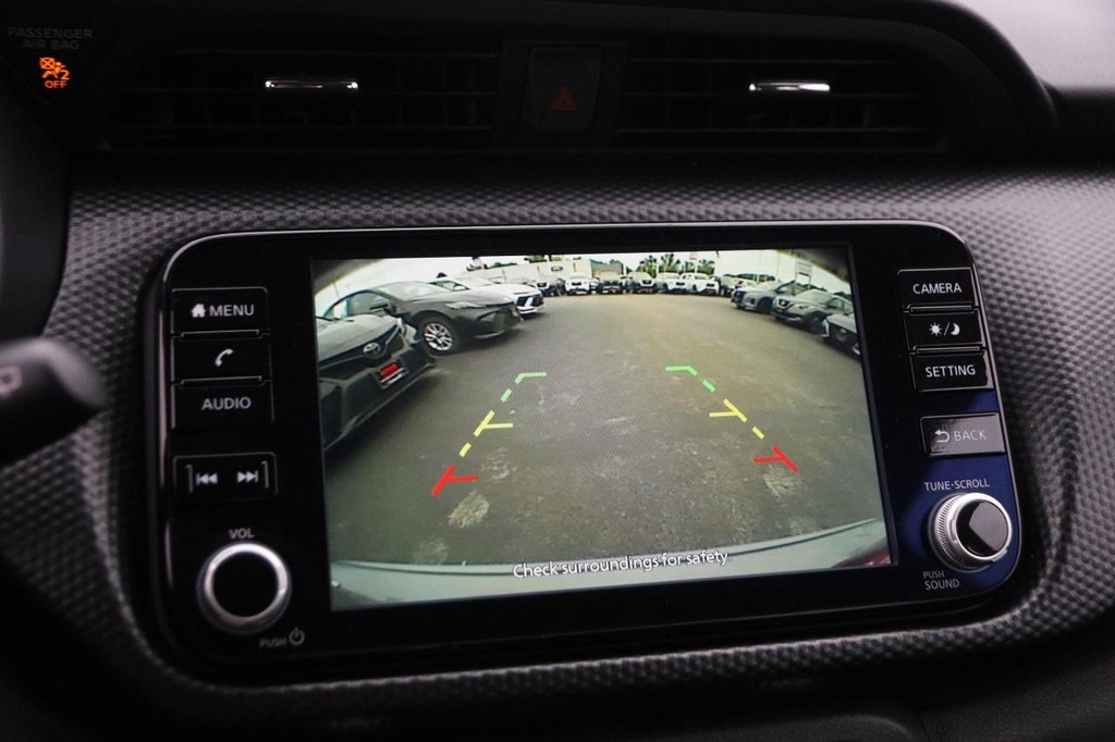 Nissan Kicks Vehicle Full-screen Gallery Image 17