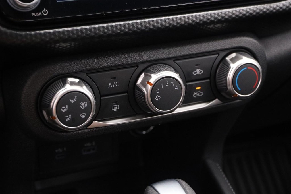 Nissan Kicks Vehicle Full-screen Gallery Image 18