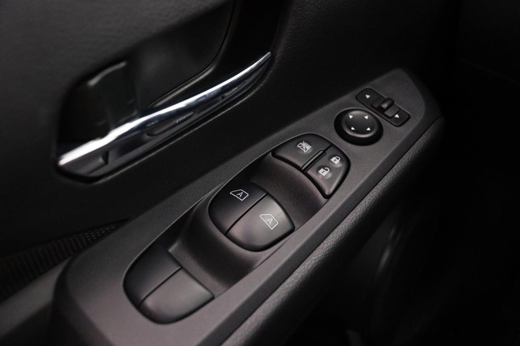 Nissan Kicks Vehicle Full-screen Gallery Image 19